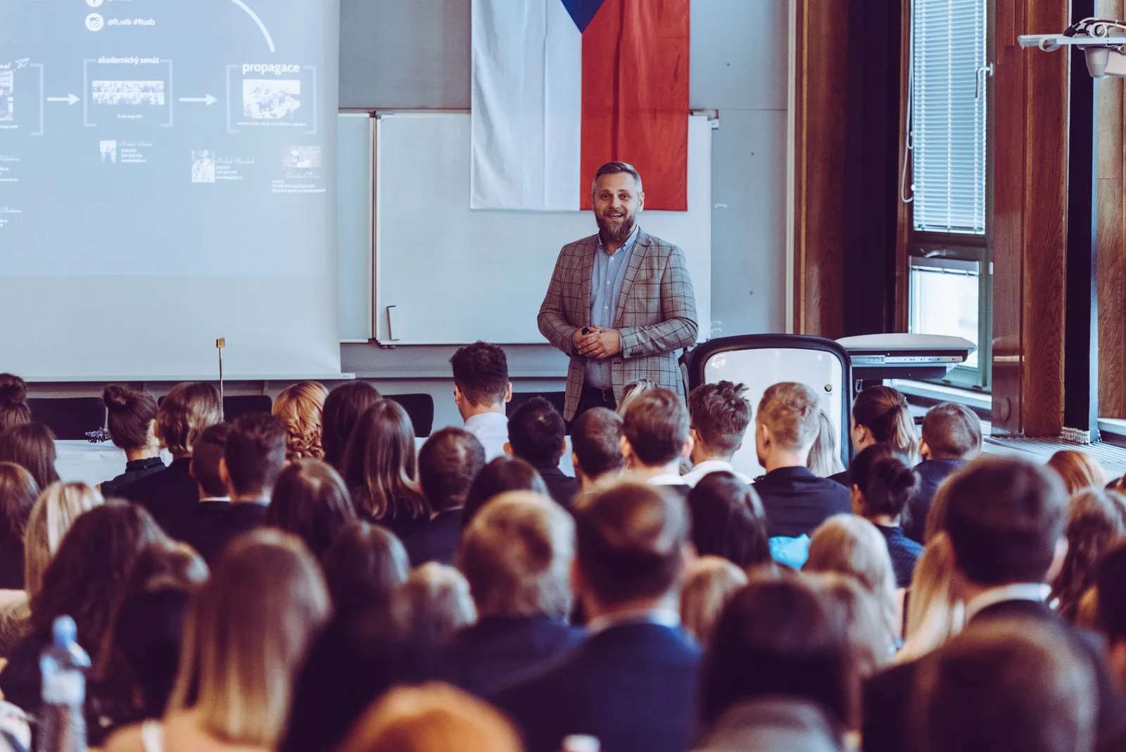 Přednáška ve zaplněné posluchárně UTB